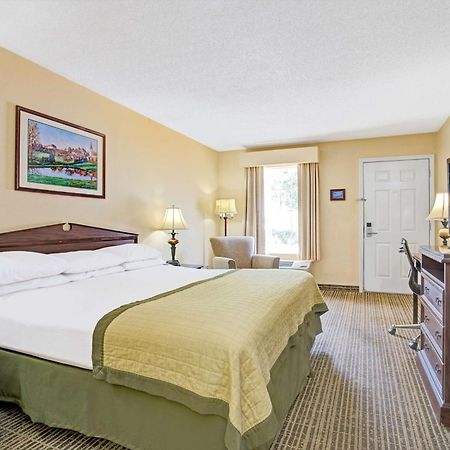 Baymont By Wyndham Smithfield Hotel Екстериор снимка