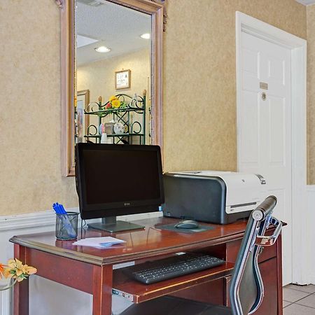 Baymont By Wyndham Smithfield Hotel Екстериор снимка