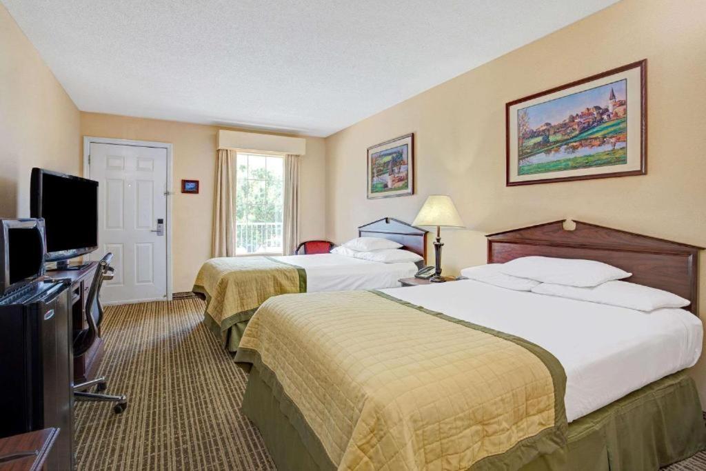 Baymont By Wyndham Smithfield Hotel Екстериор снимка