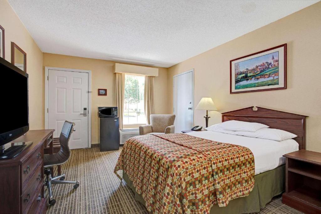 Baymont By Wyndham Smithfield Hotel Екстериор снимка