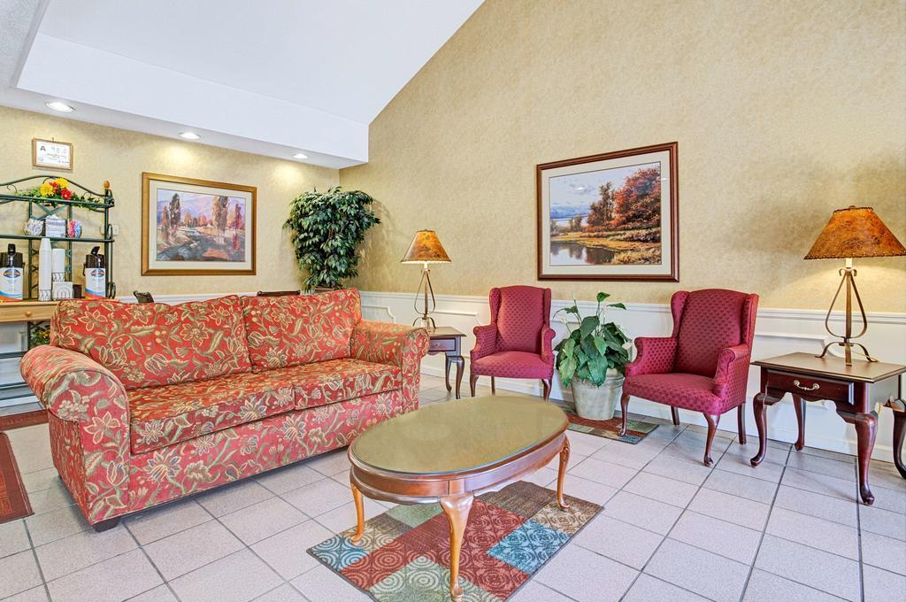 Baymont By Wyndham Smithfield Hotel Екстериор снимка